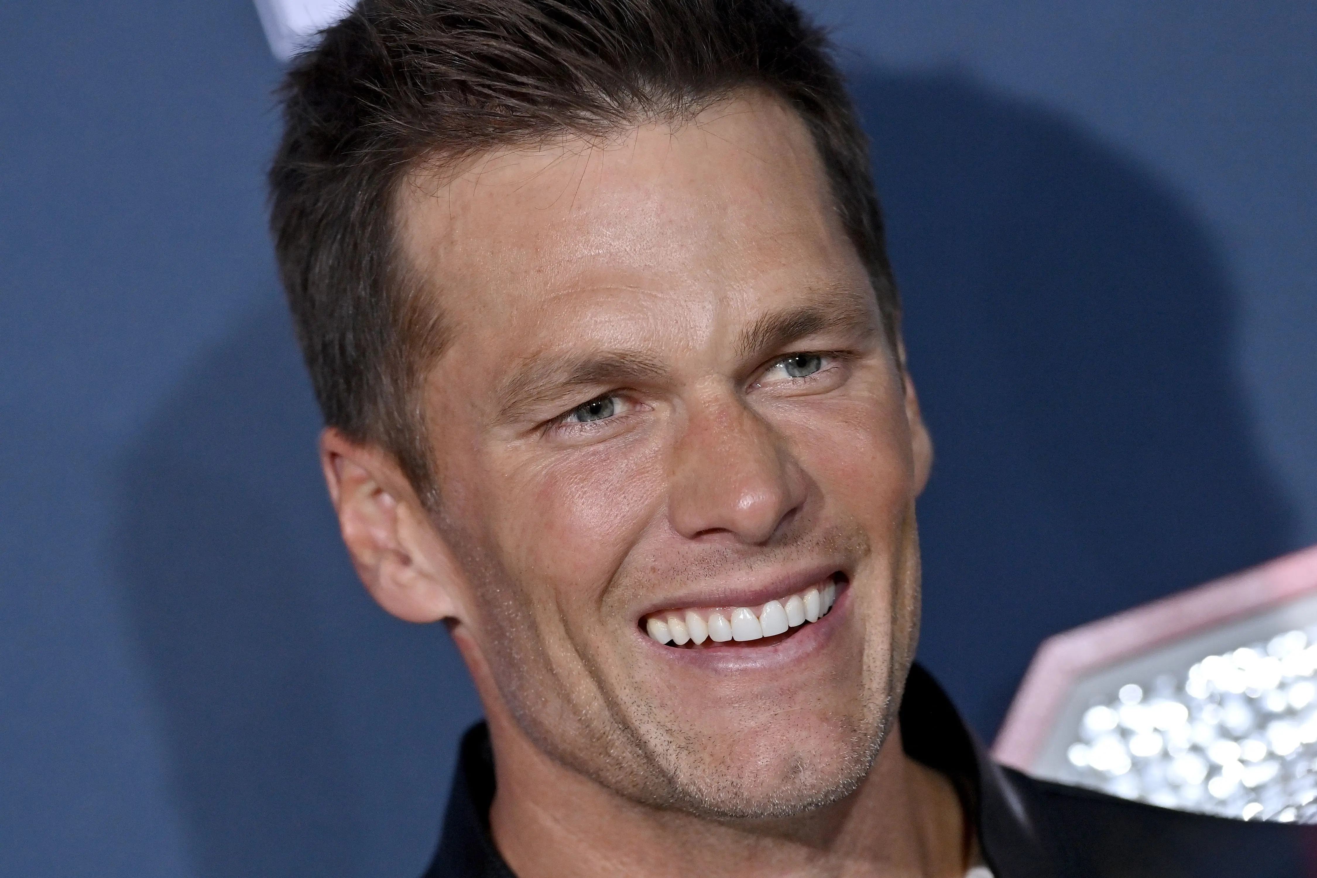 トム・ブレイディがレッドカーペットに登場