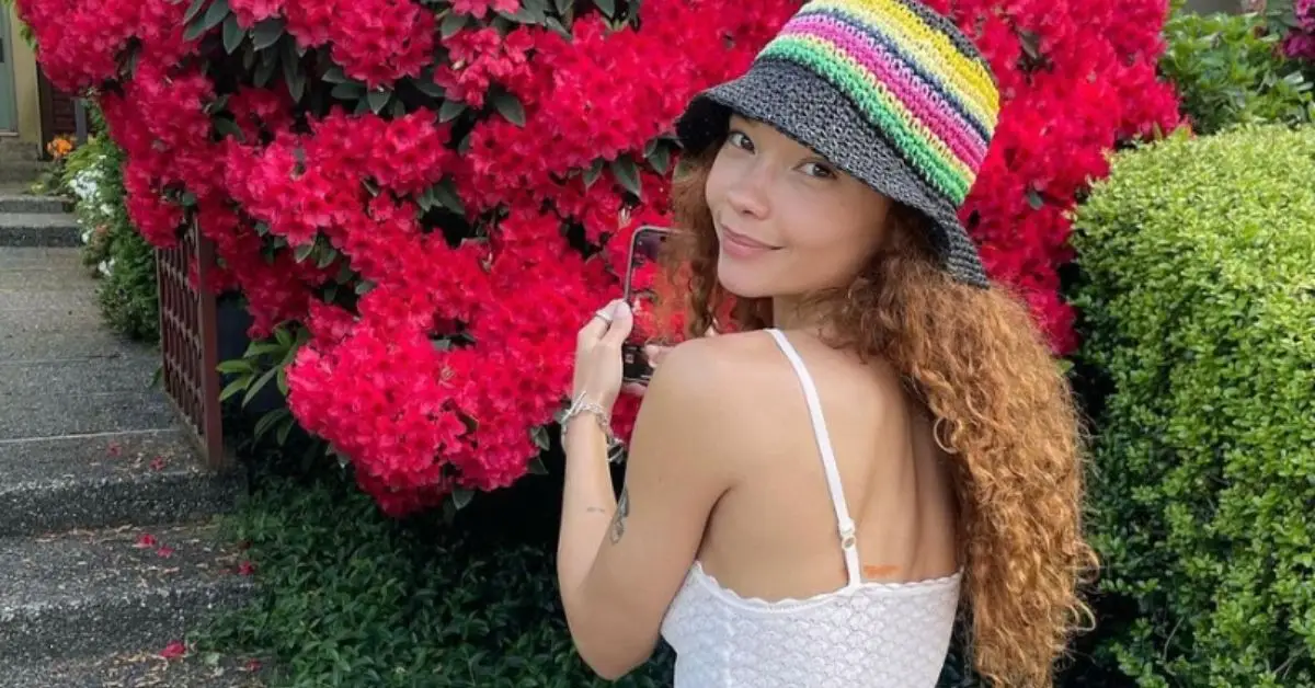 Ashley Moore sa pri pózovaní na fotku usmieva