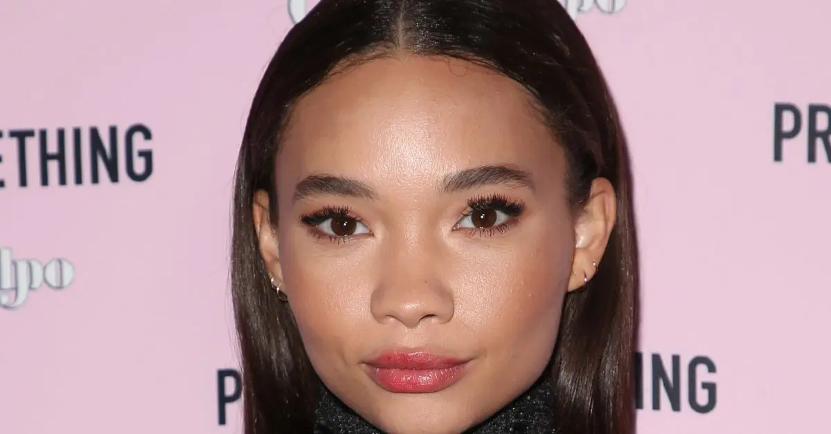 Ashley Moore vyzerá na červenom koberci vážne