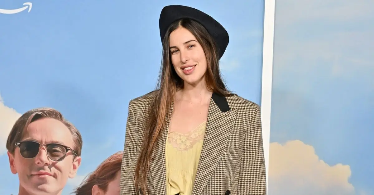 Scout LaRue Willis sorrindo no tapete vermelho