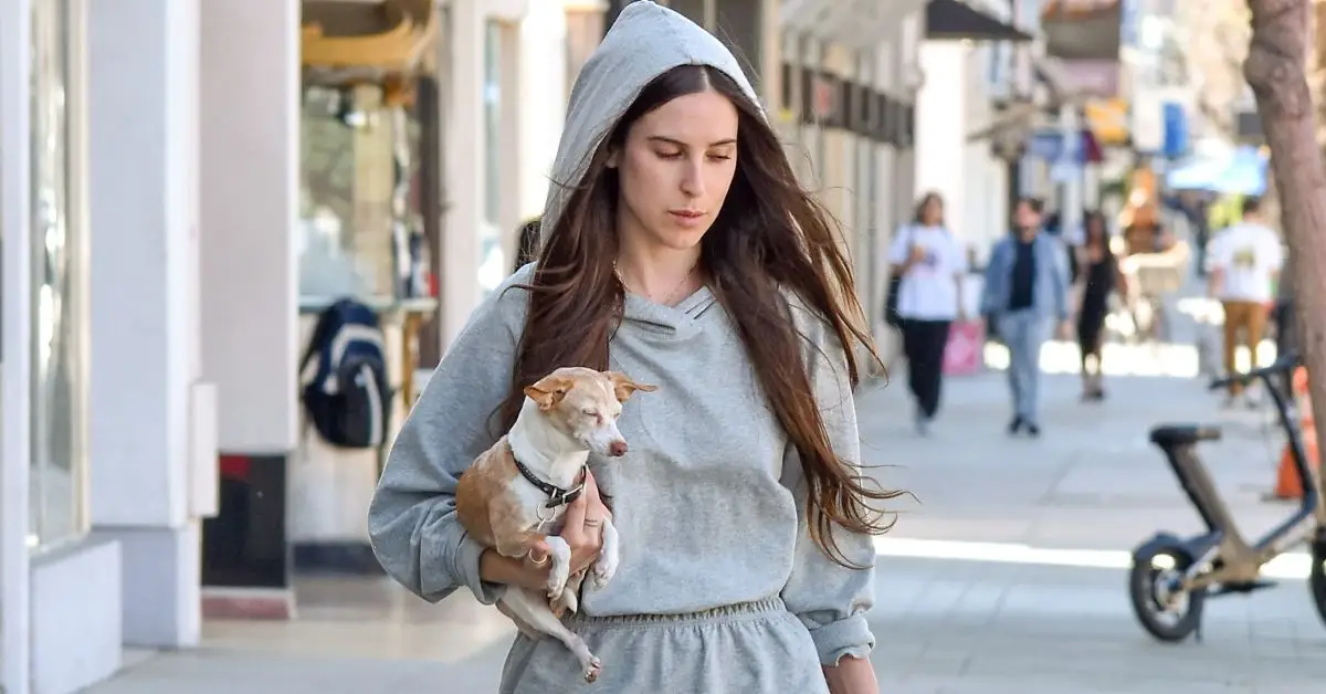 Escoteira LaRue Willis segurando seu cachorro