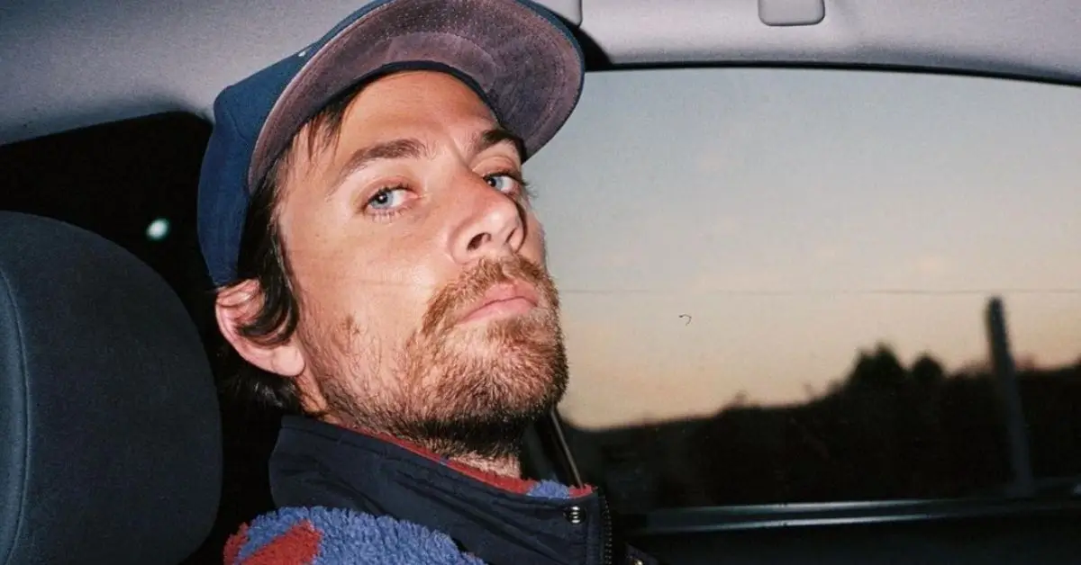 Jake Miller posando para uma foto em um carro