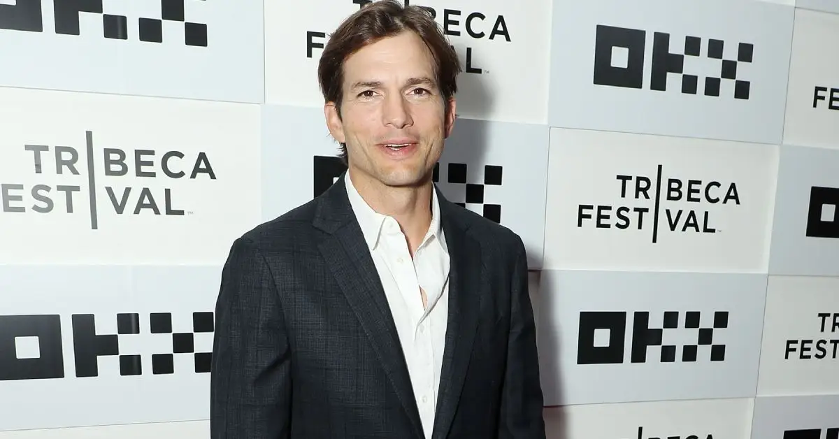 Ashton Kutcher poserer på en rød løber