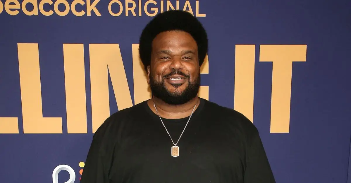 레드카펫 위의 크레이그 로빈슨