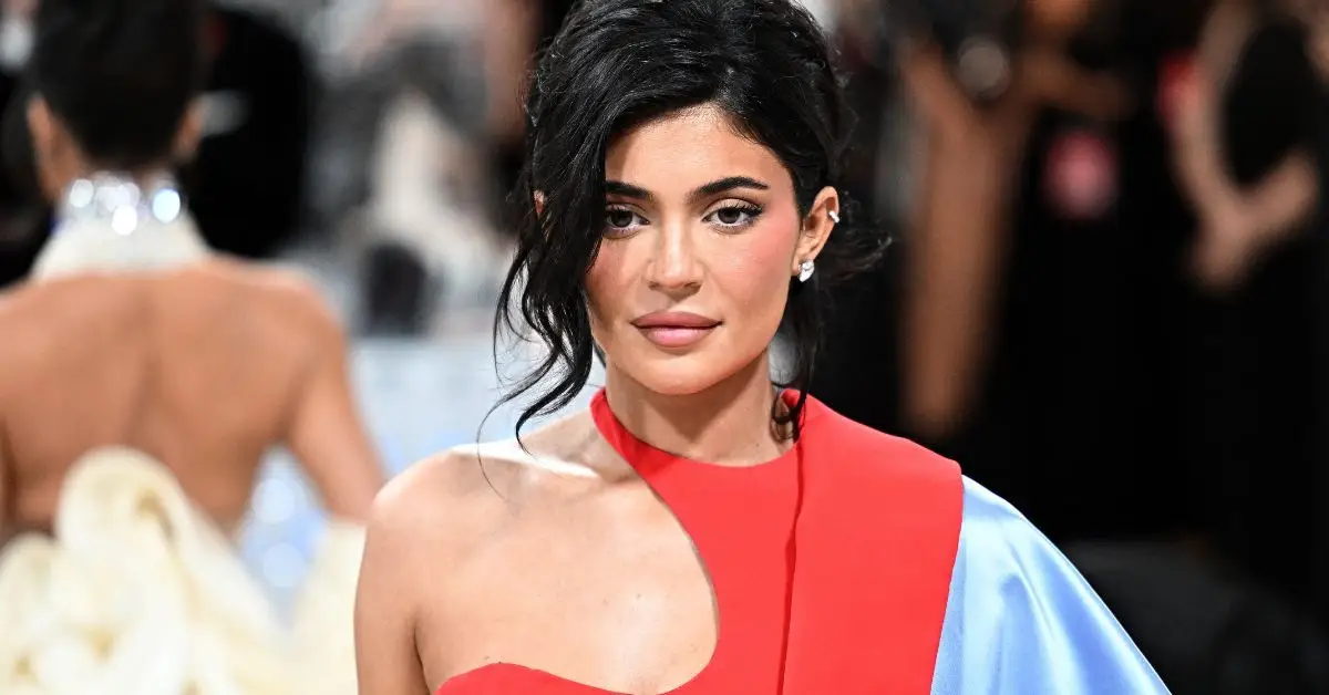 Kylie Jenner går på den røde løber i rød kjole ved 2023 Met Gala