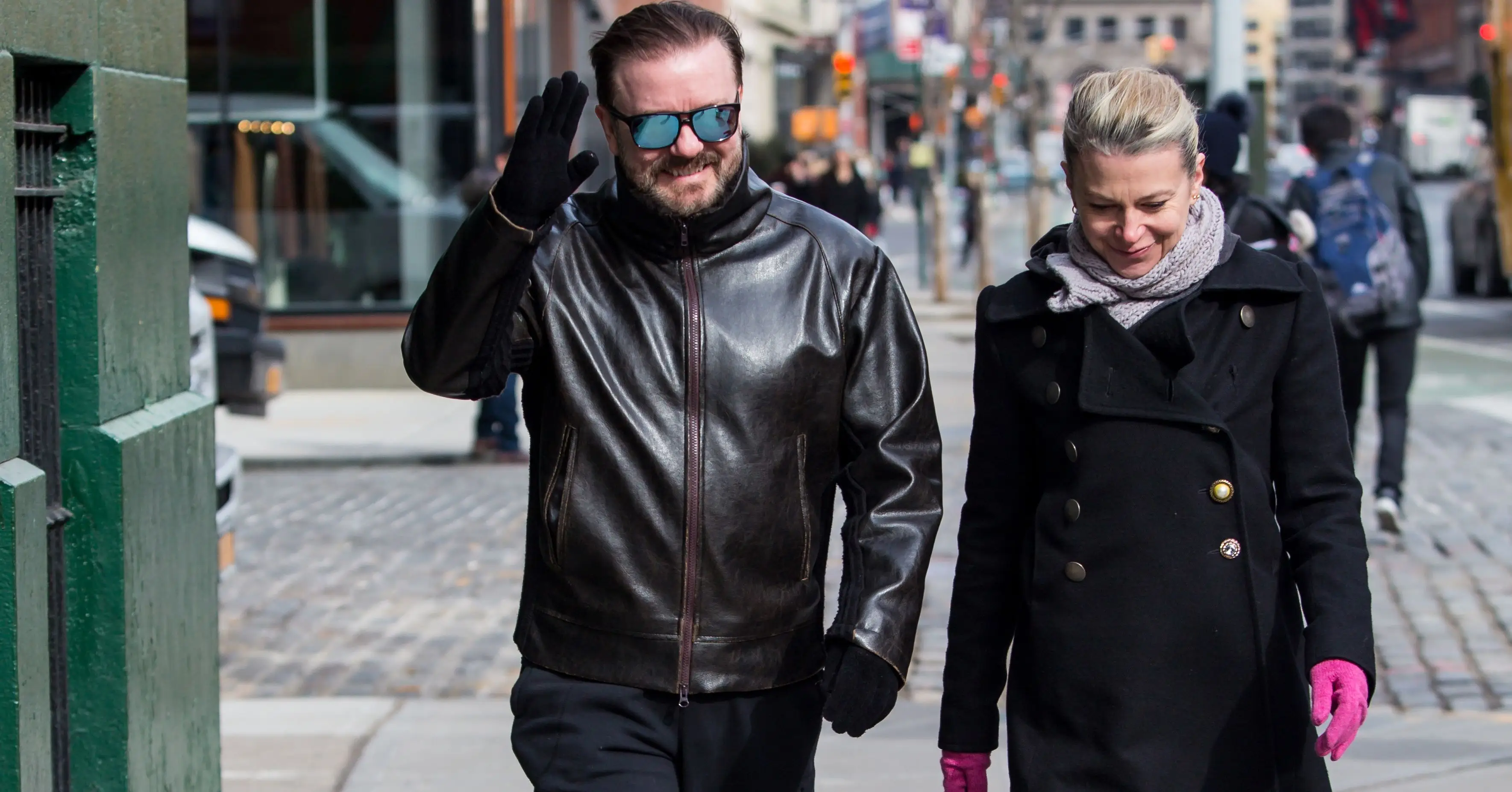 ricky gervais a přítelkyně jane fallon spatřili procházku v New Yorku