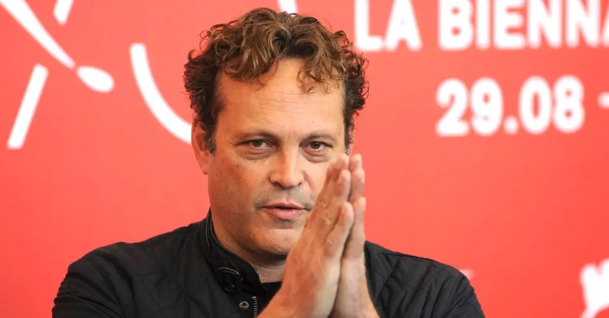 Vince Vaughn vyzerá, akoby sa modlil