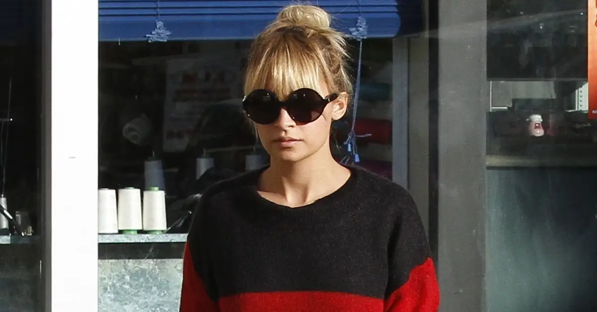 Nicole Richie ve slunečních brýlích, která se prochází venku