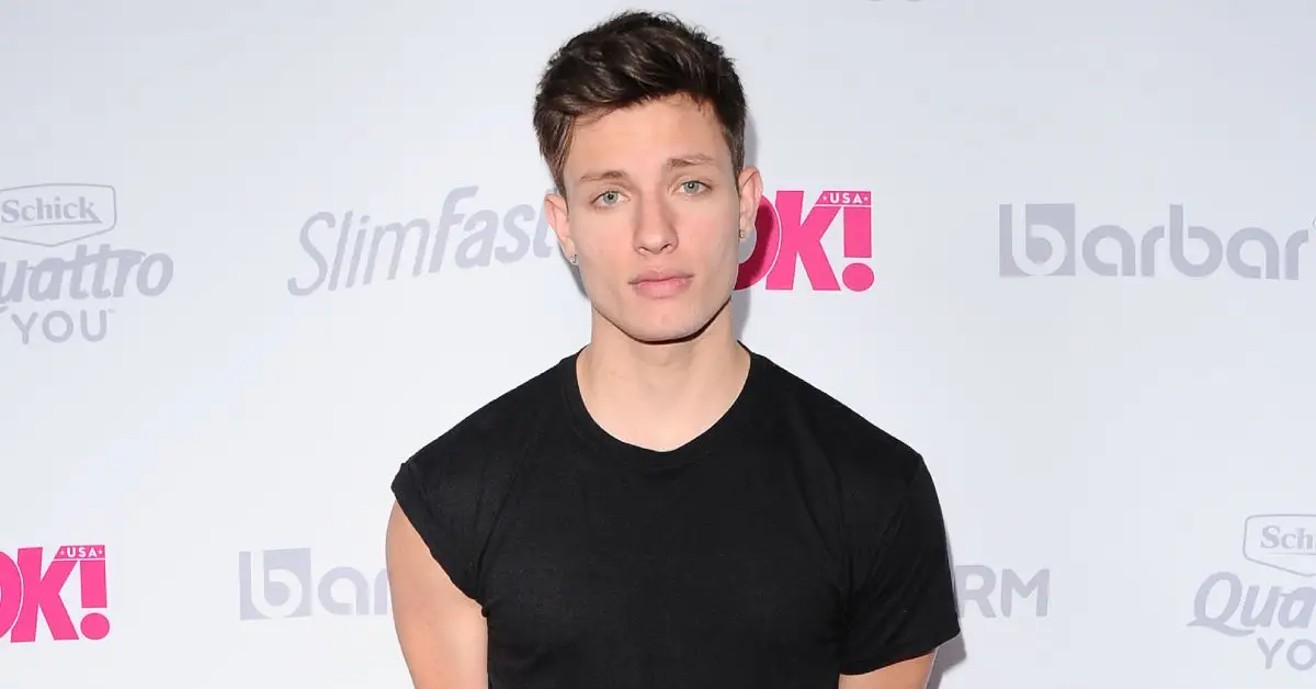 Matt Rife trägt ein schwarzes T-Shirt