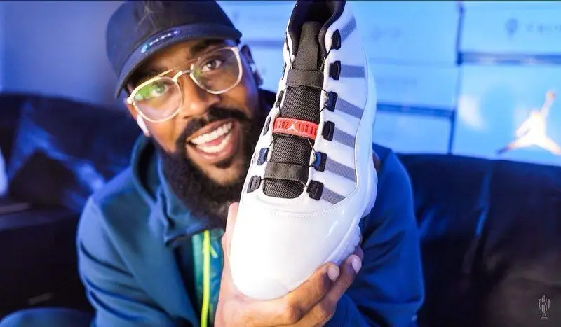 Marcus Jordon hält einen Schuh