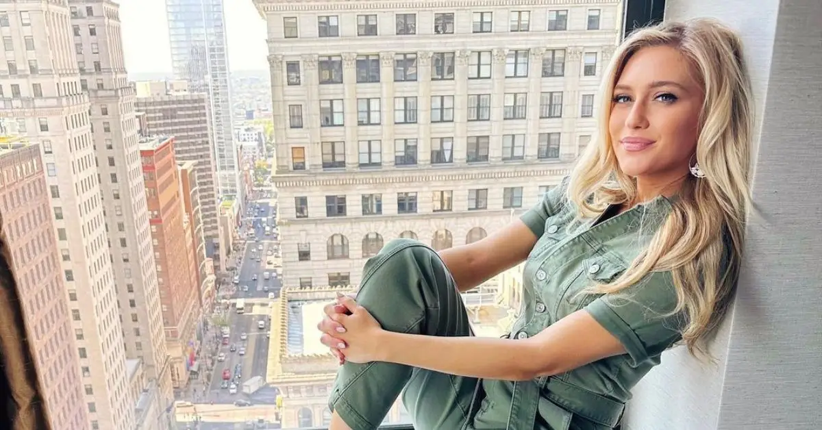 Maggie Sajak i ett hotellfönster