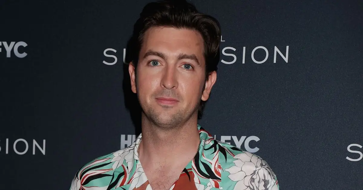 Nicholas Braun posa per una foto