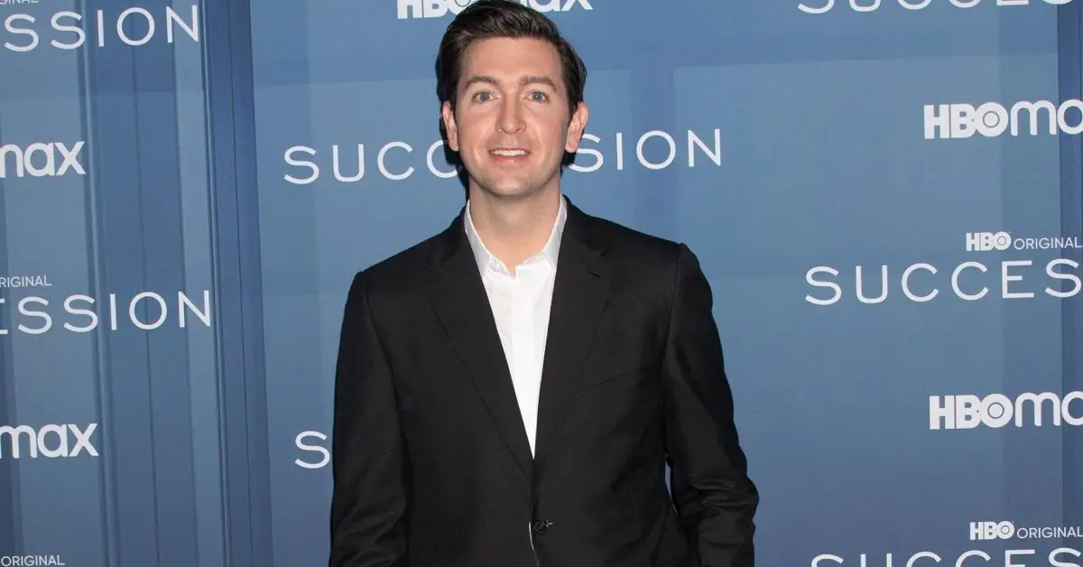 Nicholas Braun posa ad un evento per la successione