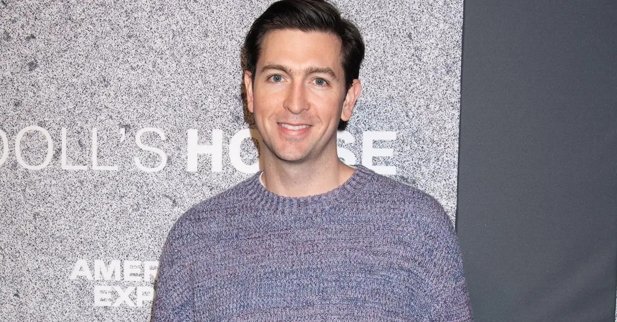 Nicholas Braun sorride