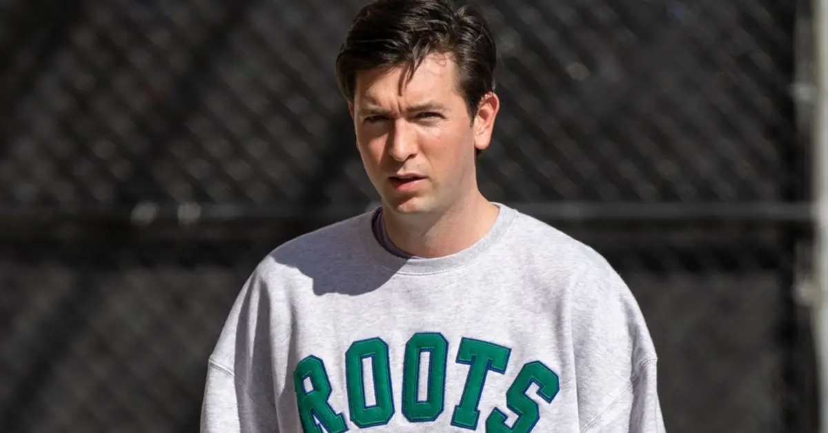 Nicholas Braun cammina fuori