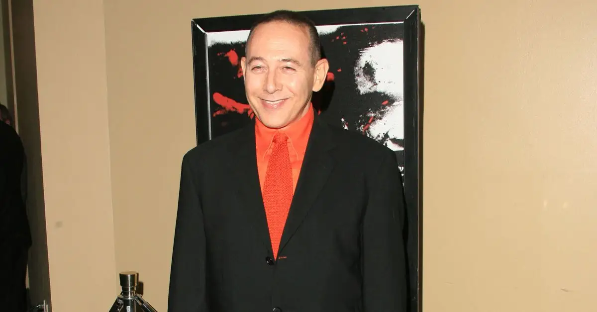 Paul Reubens lächelt