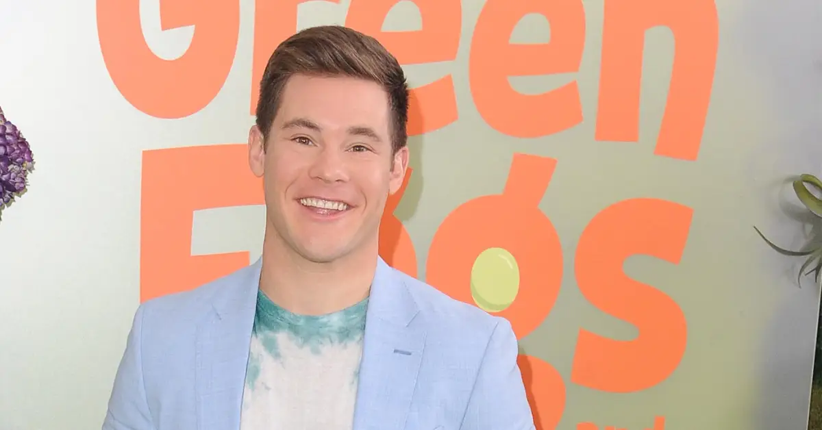 끔찍한 어린 시절 사고 이후 Adam DeVine의 다리는 결코 예전과 같지 않았습니다