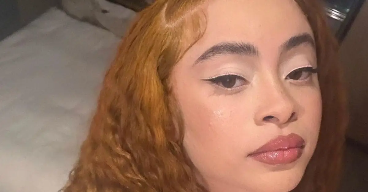 Ice Spice mirando a la cámara