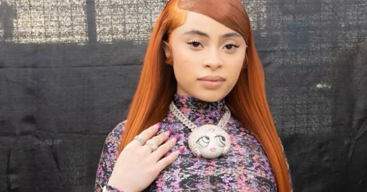 Ice Spice posando para una foto