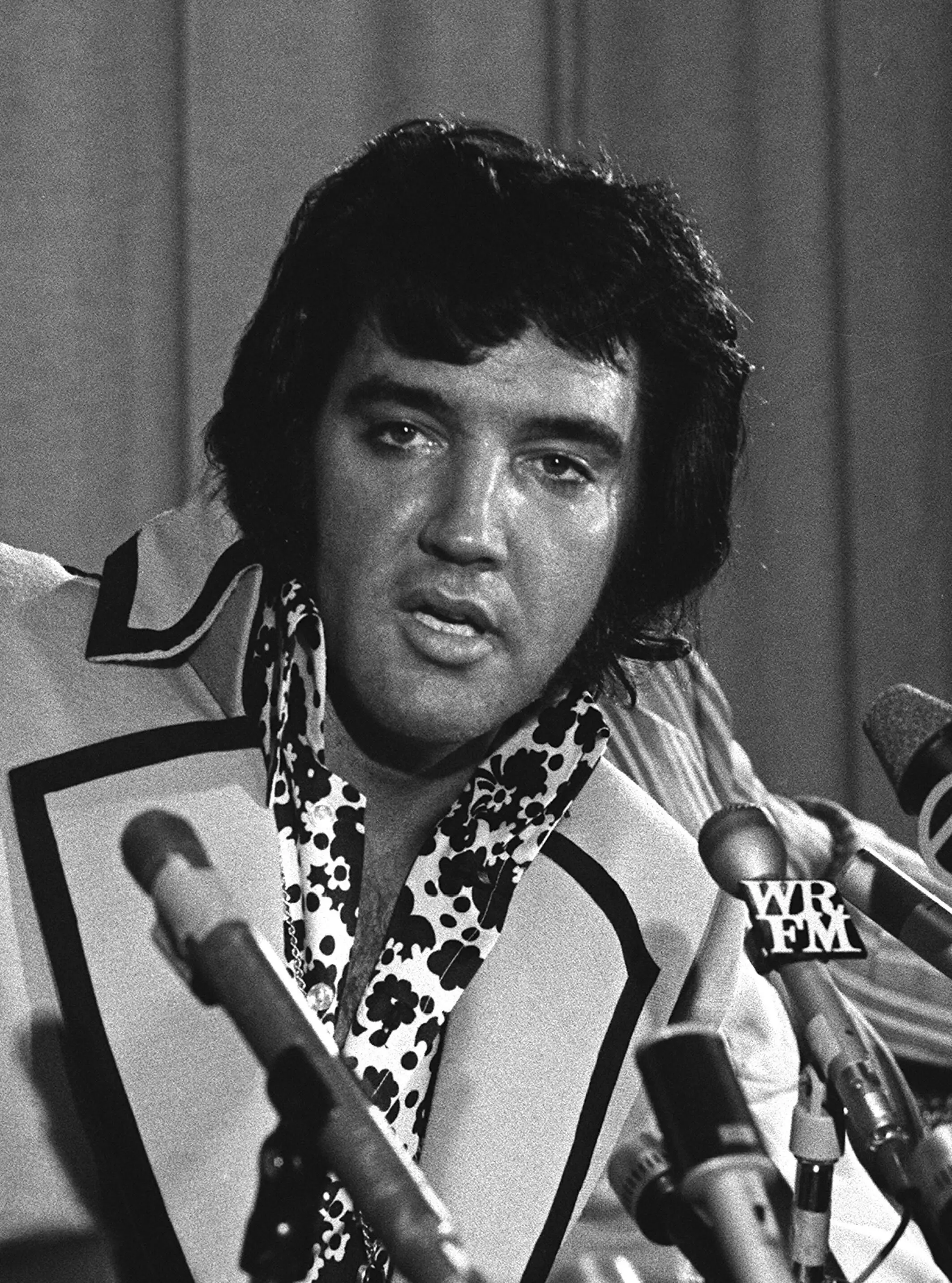 Elvis‘ ehemaliges Dienstmädchen und Koch enthüllten, warum er plötzlich an Gewicht zunahm