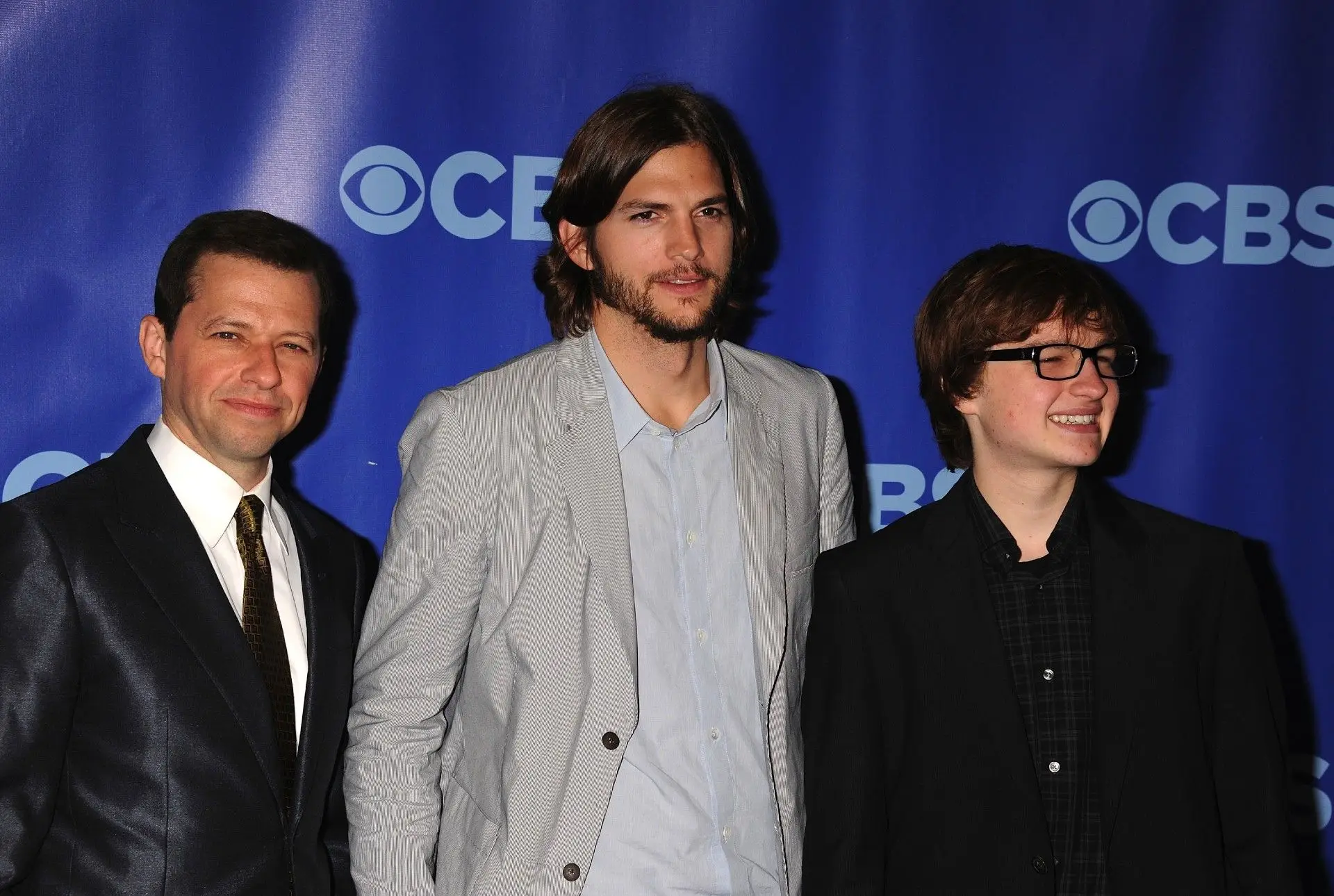 Jon Cryer Ashton Kutcher e Angus T Jones