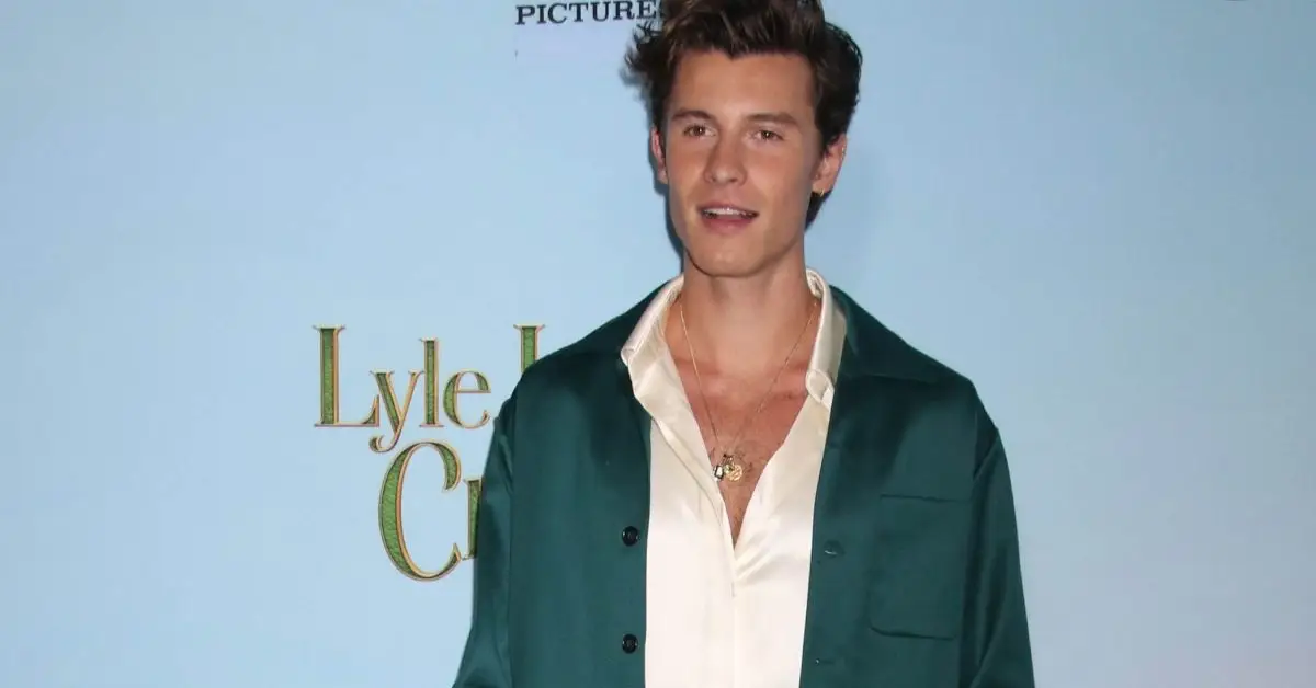 Shawn Mendes pozuje na premierze filmu