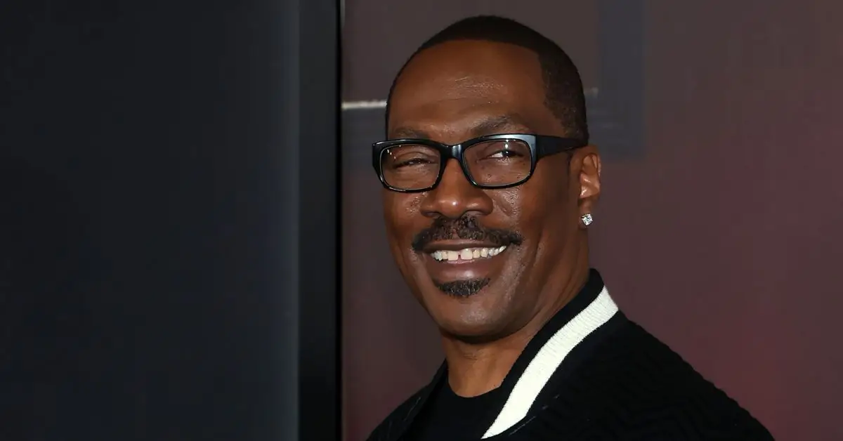 Eddie Murphy se usmívá