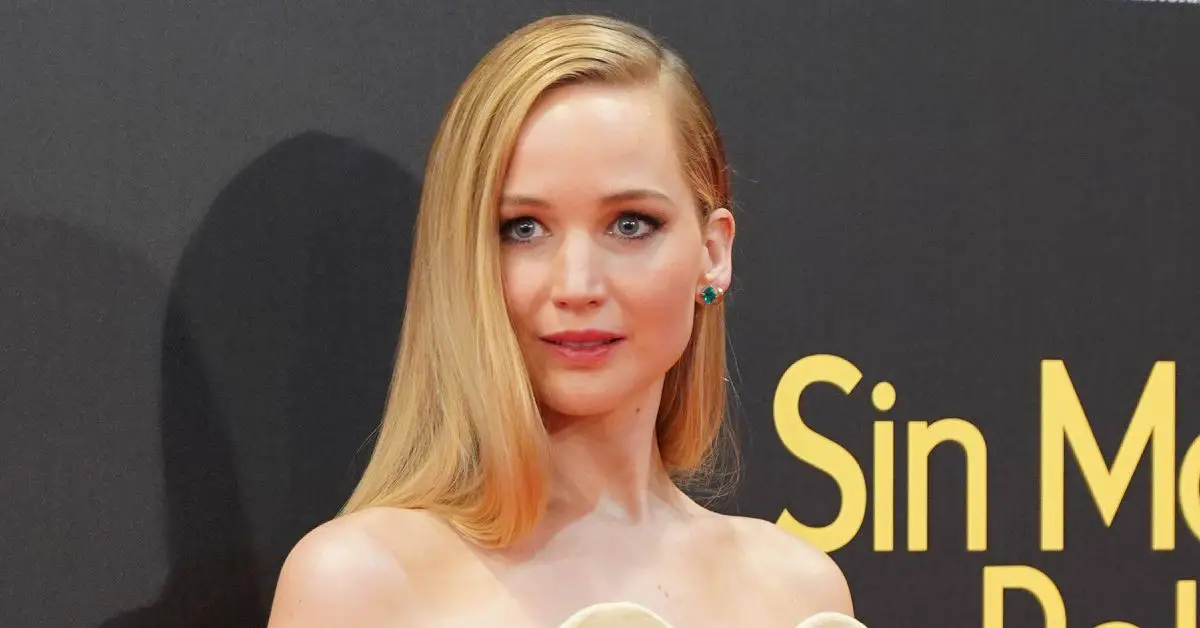 ジェニファー・ローレンスがレッドカーペットに登場