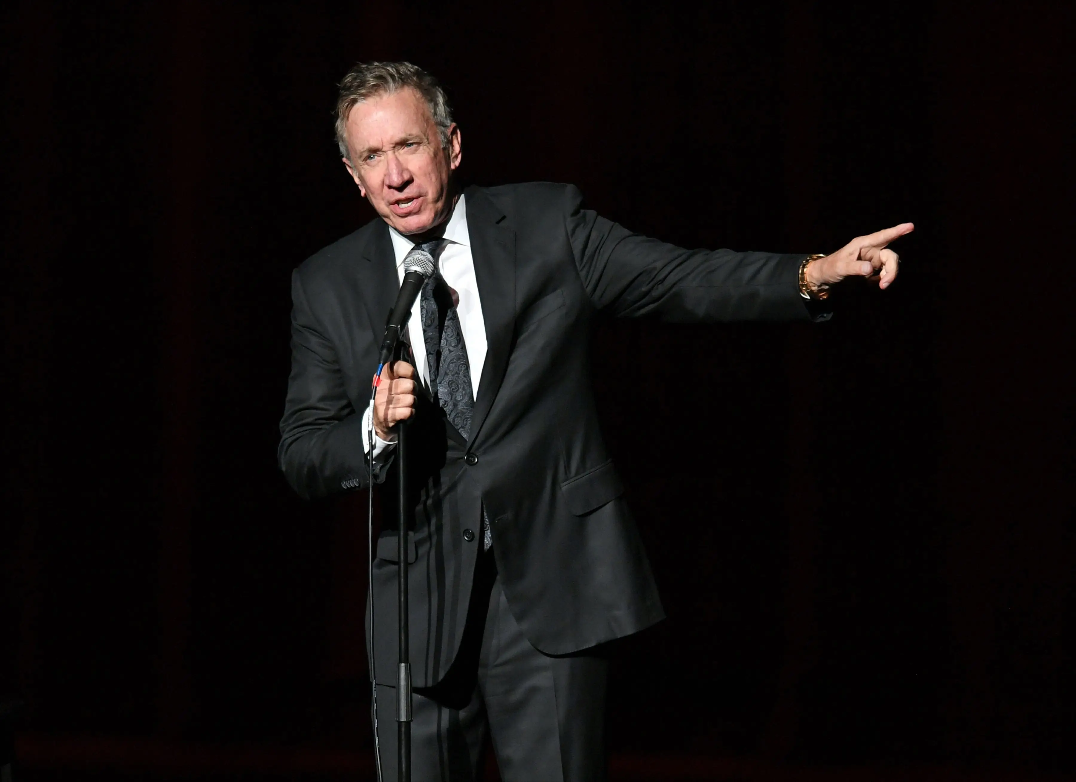 Buzz Lightyear ligger i gräset och en man