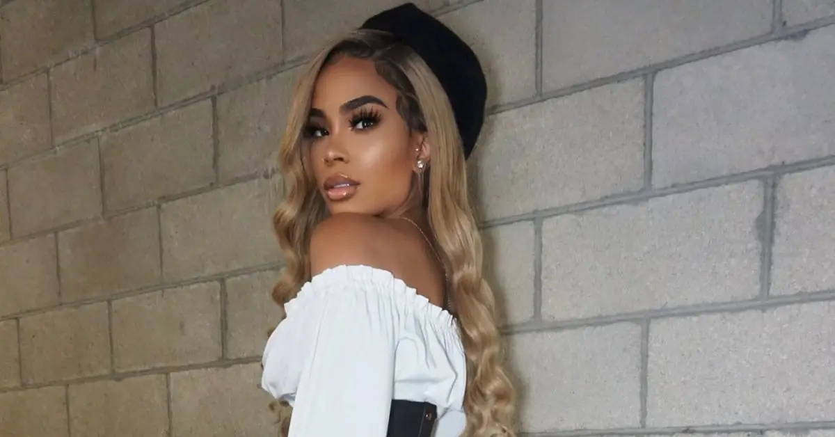 Maya Benberry는 Travis Kelce와 헤어진 후 뮤직 비디오에 출연했습니다.