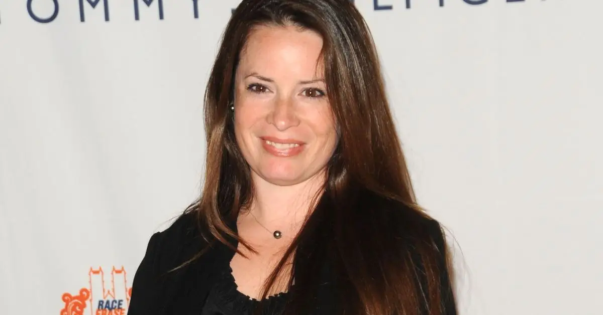 Holly Marie Combs uśmiecha się na czerwonym dywanie