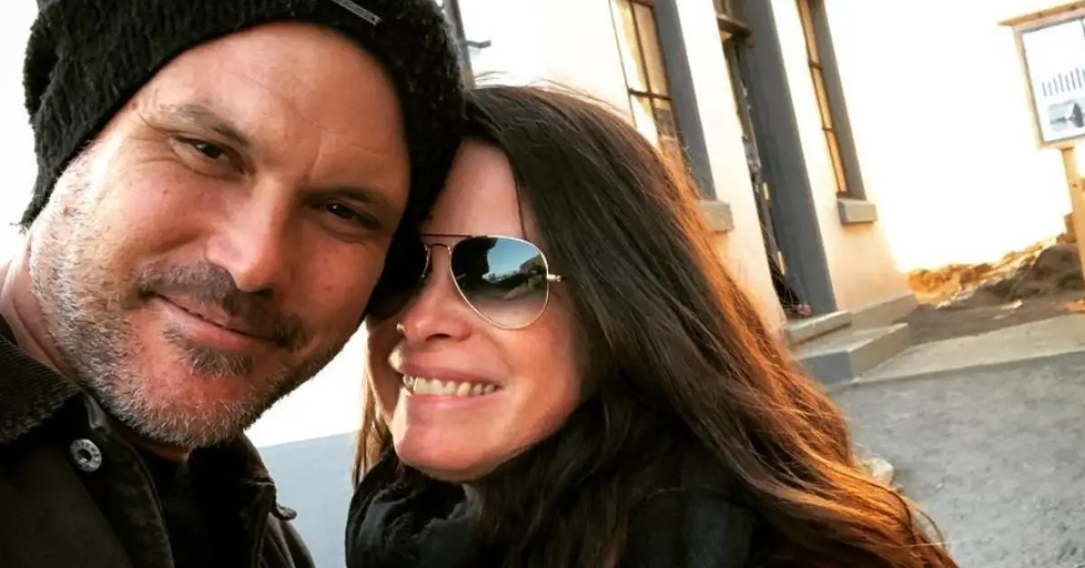 Mike Ryan i Holly Marie Combs uśmiechają się