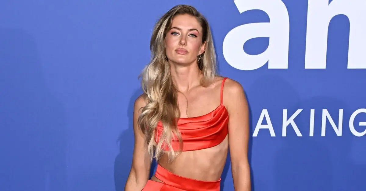 Alicja Schmidt w poza z czerwonego dywanu