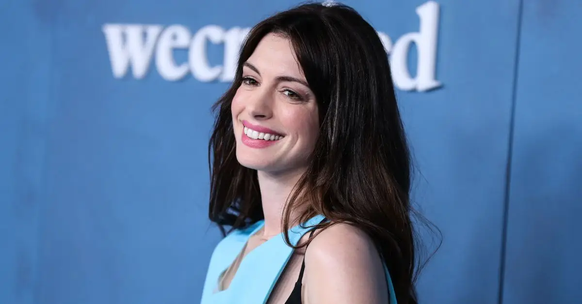 Anne Hathaway sieht nervös aus