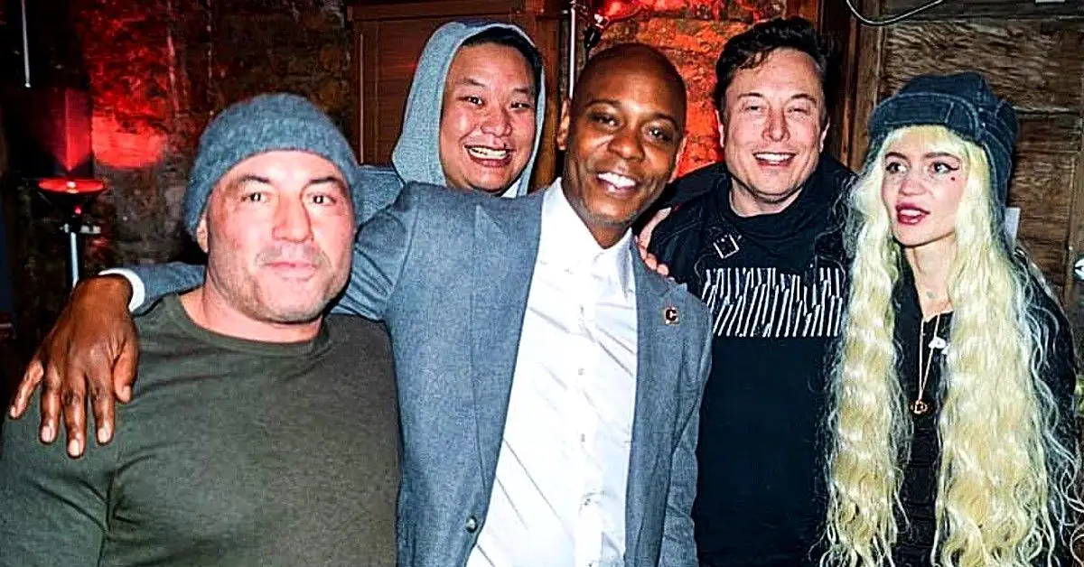 Joe Rogan, Dave Chappelle, Elon Musk e Grimes em uma churrascaria juntos