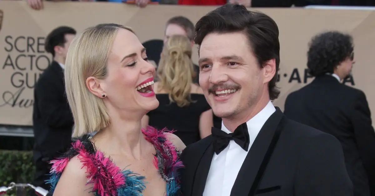 Pomimo licznych plotek fanów, żoną Pedro Pascala nie jest Sarah Paulson, ale oto prawda o ich tajemniczym związku