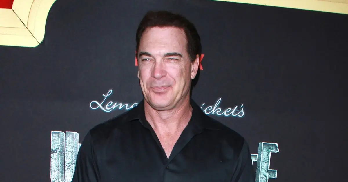 레드카펫 위의 패트릭 워버튼