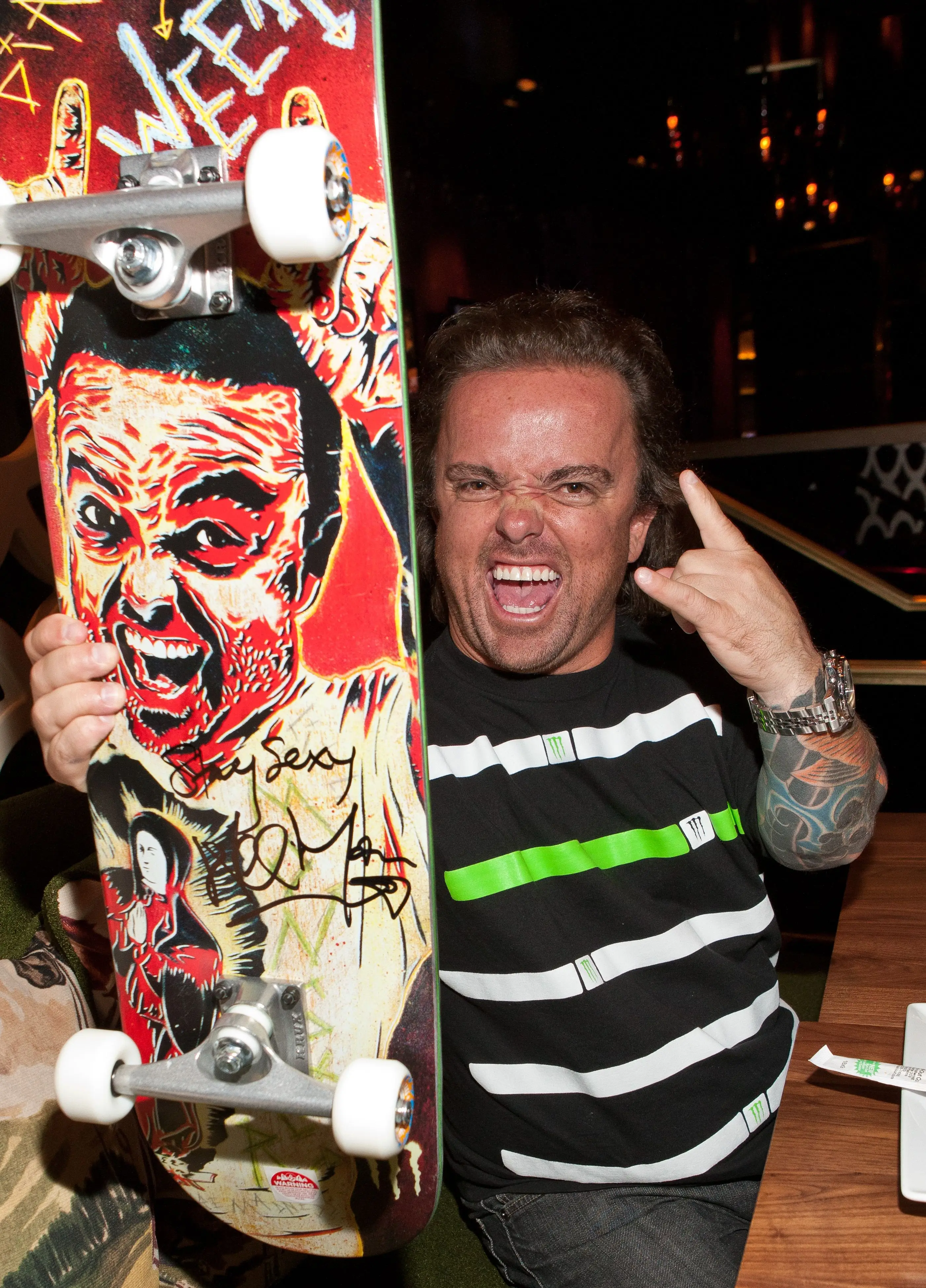 스케이트보드를 타는 Jason Acuña