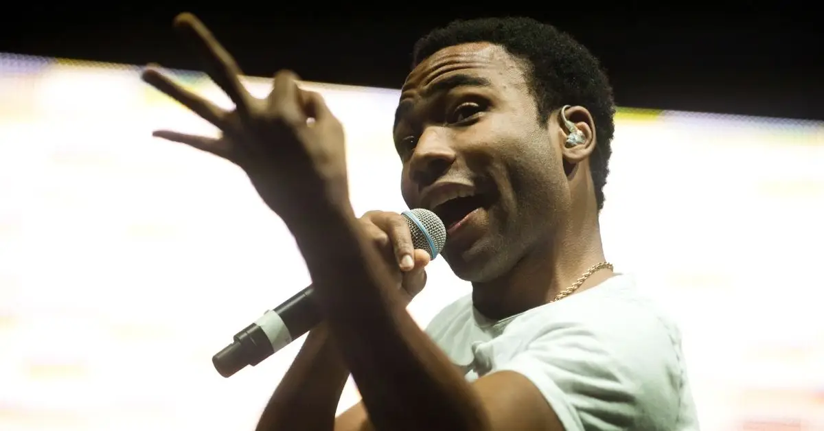 Vystupuje Donald Glover