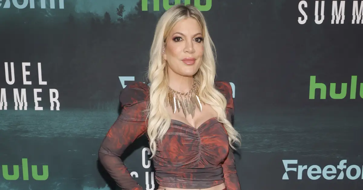 Tori Spelling posa per una foto
