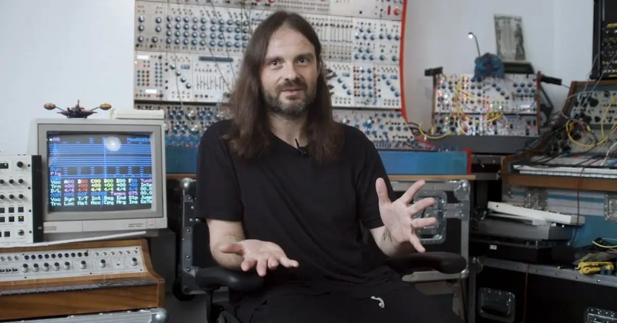 機器の前に座るアレッサンドロ・コルティーニ