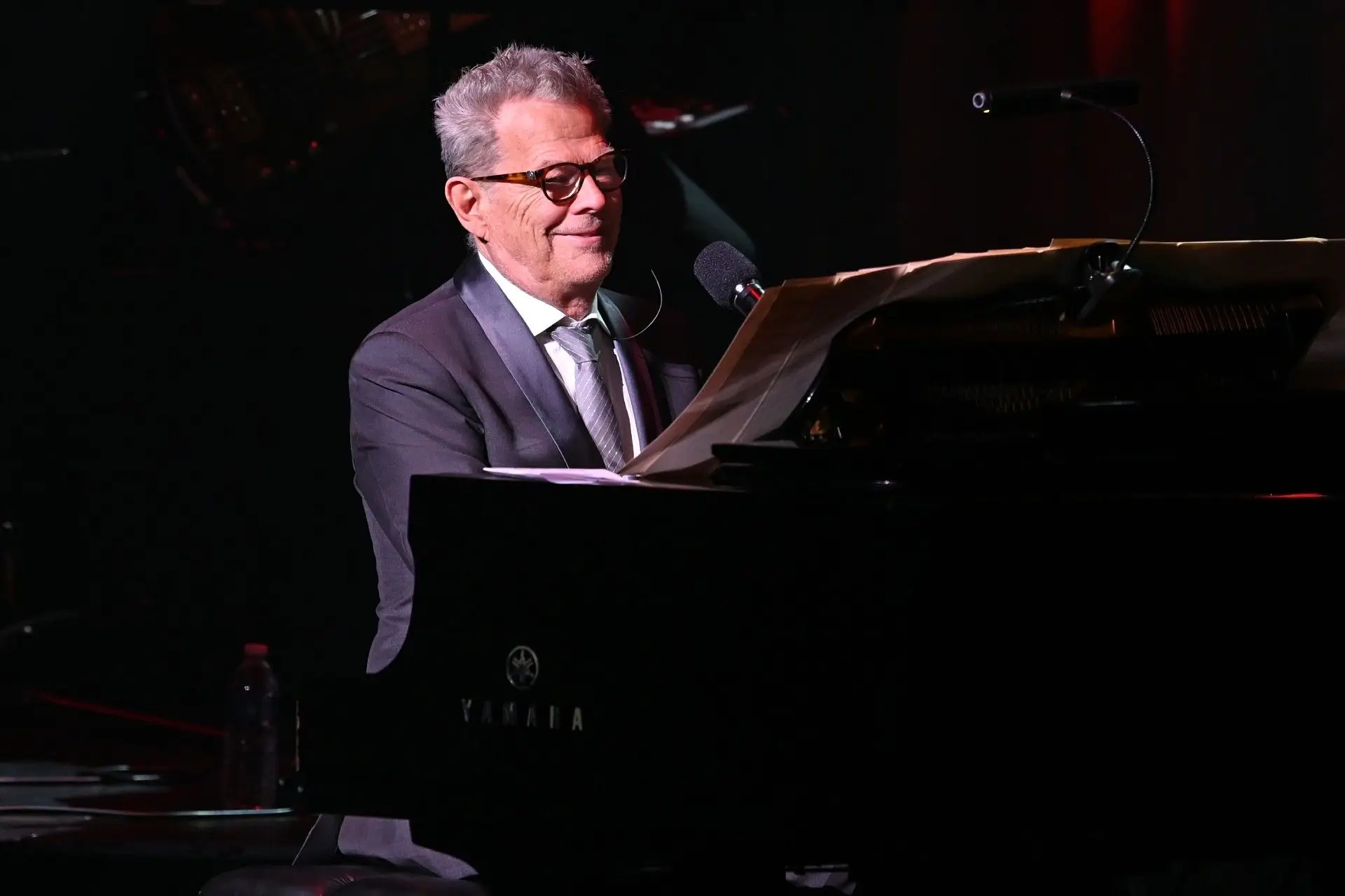 David Foster spielt Klavier