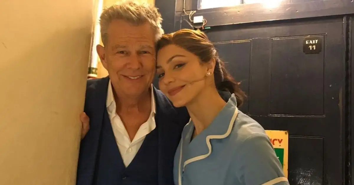 David Foster und Katharine McPhee posieren gemeinsam hinter der Bühne ihres Broadway-Musicals Waitress