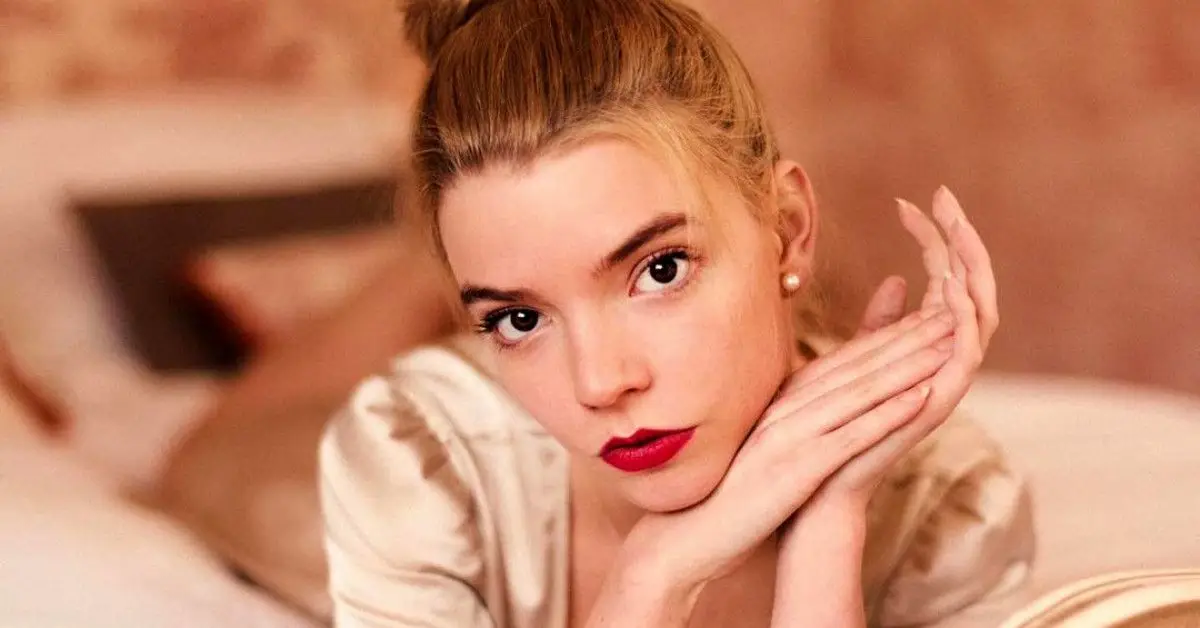 Anya Taylor-Joy leží na posteli s obličejem na rukou