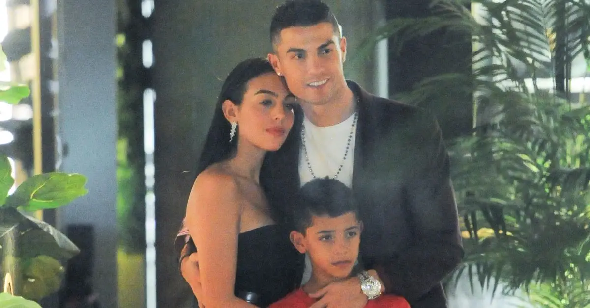 Cristiano Ronaldo, Georgina Rodriguez e Cristiano Ronaldo Junior a cena