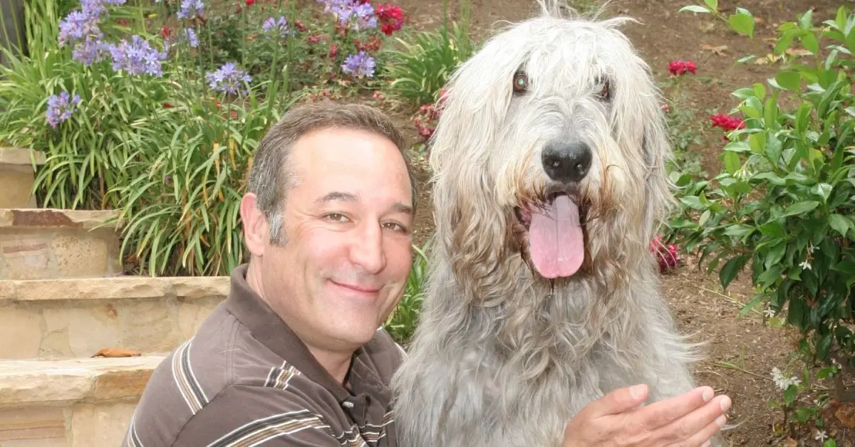Der Simpsons-Mitentwickler Sam Simon mit seinem Hund