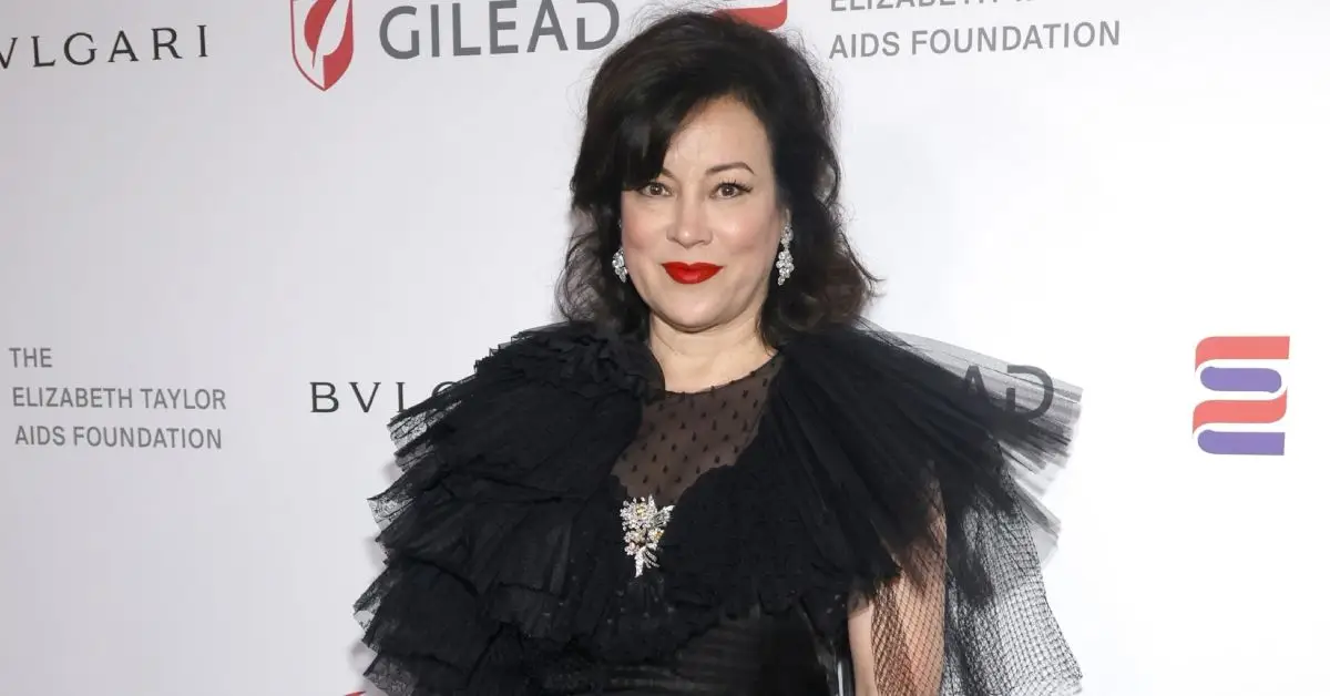 Jennifer Tilly gekleidet in Schwarz