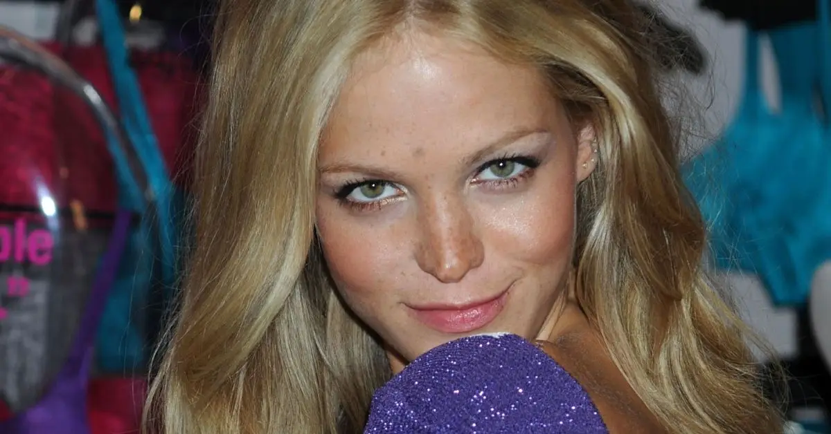 肩越しに見つめるエリン・ヘザートン