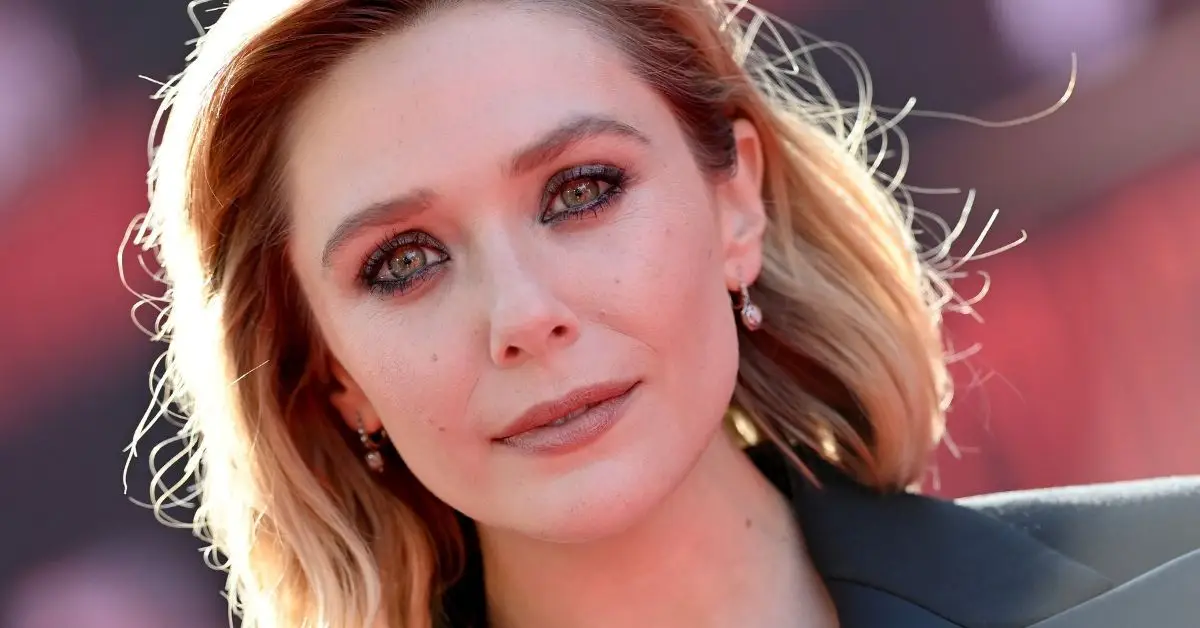 Elizabeth Olsen sieht ernst aus
