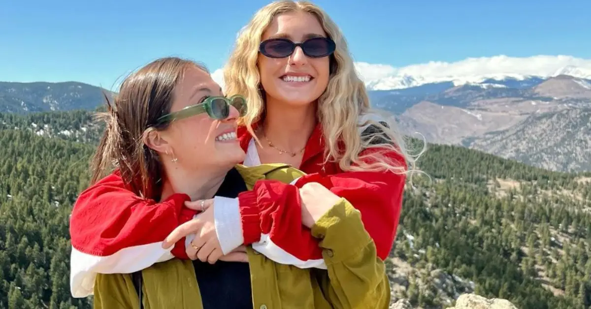 Courtney Taylor Olsen und eine Freundin im Urlaub